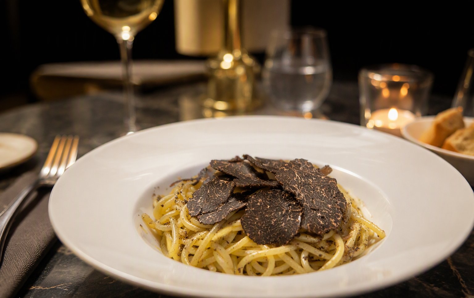 Gli spaghetti al tartufo nero intero affettato